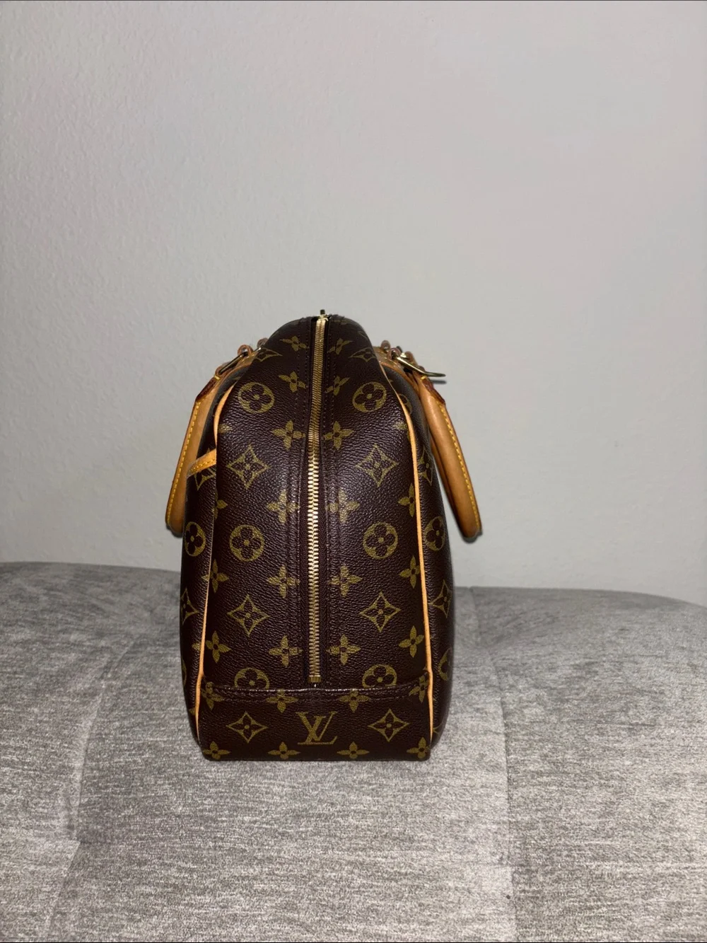 Louis Vuitton Deauville Monogram Canvas Duffel with Tan Trim w/ Lock & Key 323